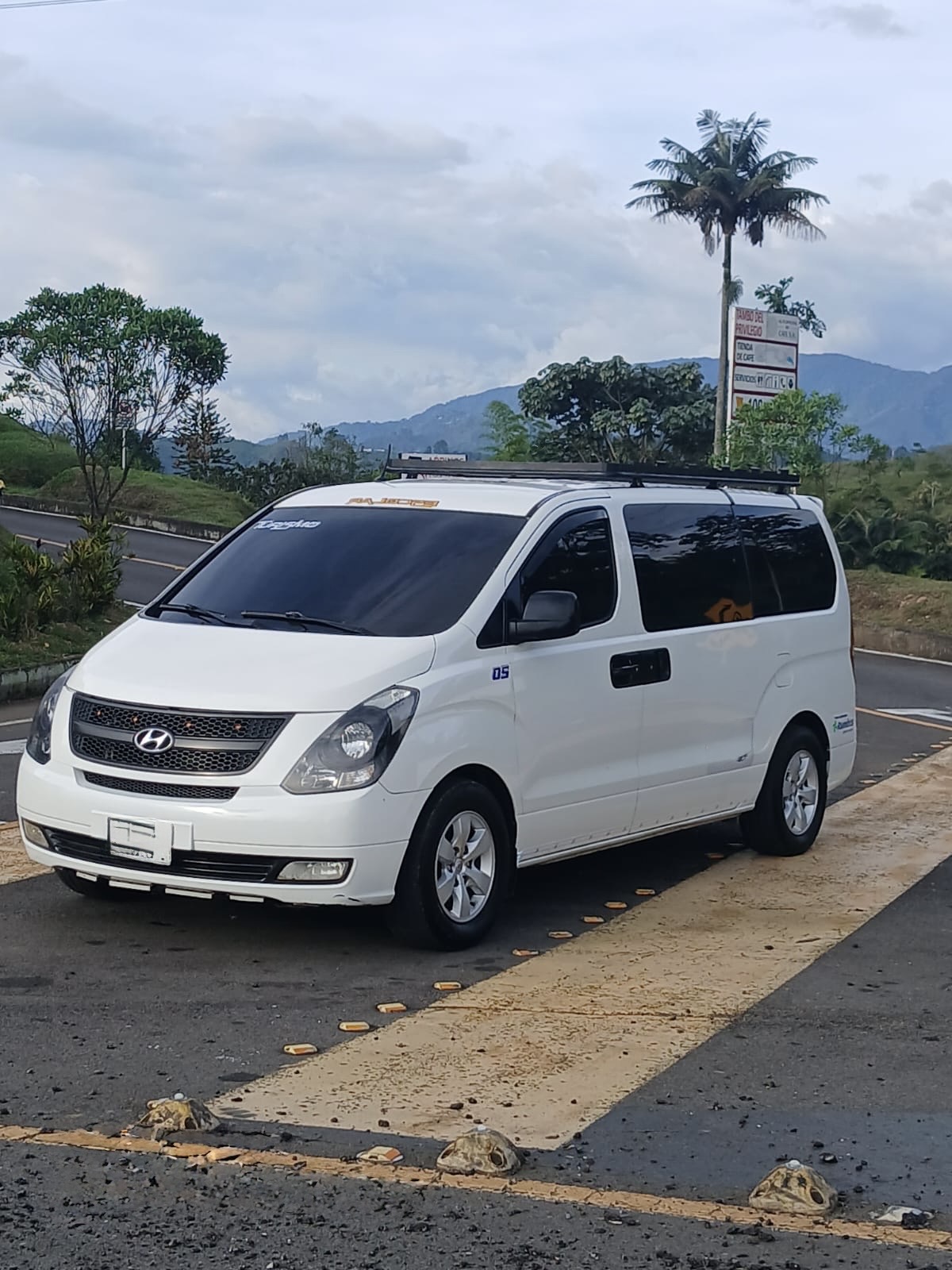Van blanca para transporte privado y turístico de Vivir el Eje